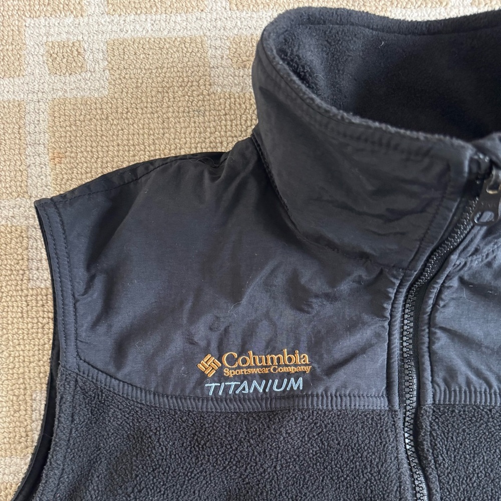 Columbia Titanium Fleece Vest Black Full Zip Outdoor Hiking Cozy Warm Travel L - Picture 5 of 6
